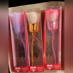 NWT LONG STEM ROSE SYNTHETIC ALL OVER FACE BLUSH BRUSH!
